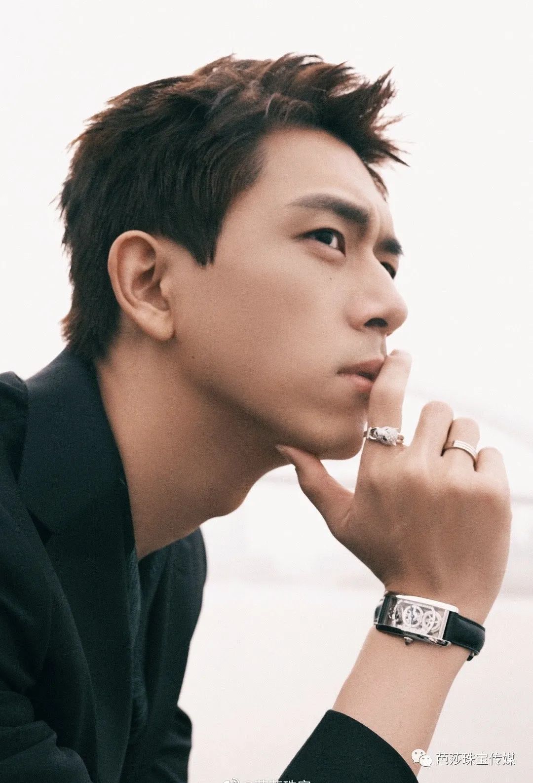 丁真送黄子韬绿松石搭配天价表 ,男明星的珠宝穿搭也太出圈了!