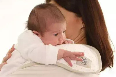如何正确给婴儿拍嗝？这些小知识建议收藏