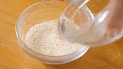 宝宝辅食如何过渡到家常饮食？米粉和奶粉怎么搭配？（附辅食添加进程表）