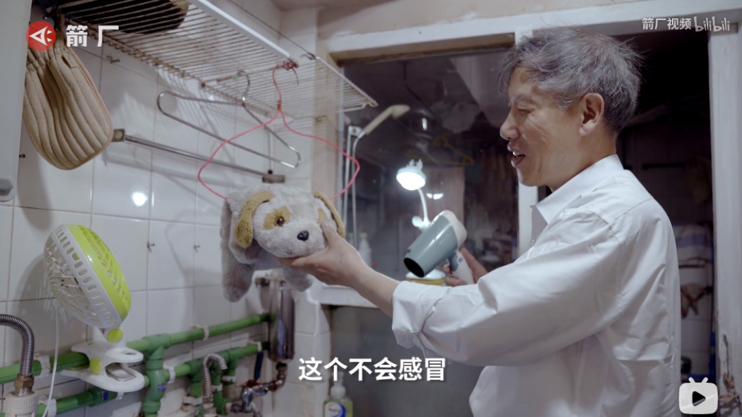 74岁老人开全国唯一一家玩偶医院,专门给布娃娃看病:修补的不是玩偶,而是回忆!