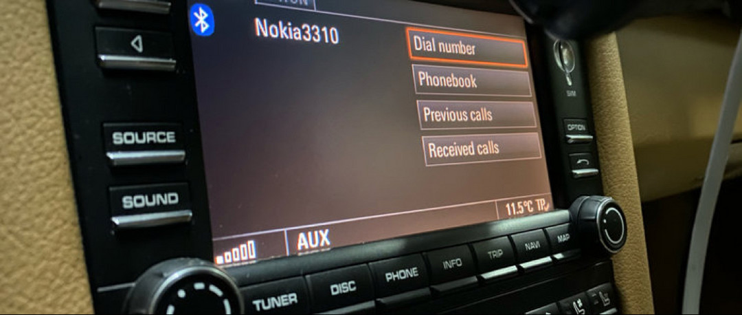 保时捷Cayman用车经验一：老车老物件的新用途-CD口手机支架。