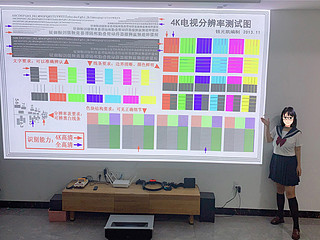 超高亮度4500ansi。放到200寸没