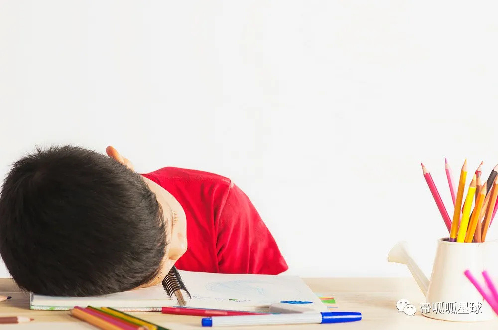 为什么你累死，孩子写作业还是磨蹭？