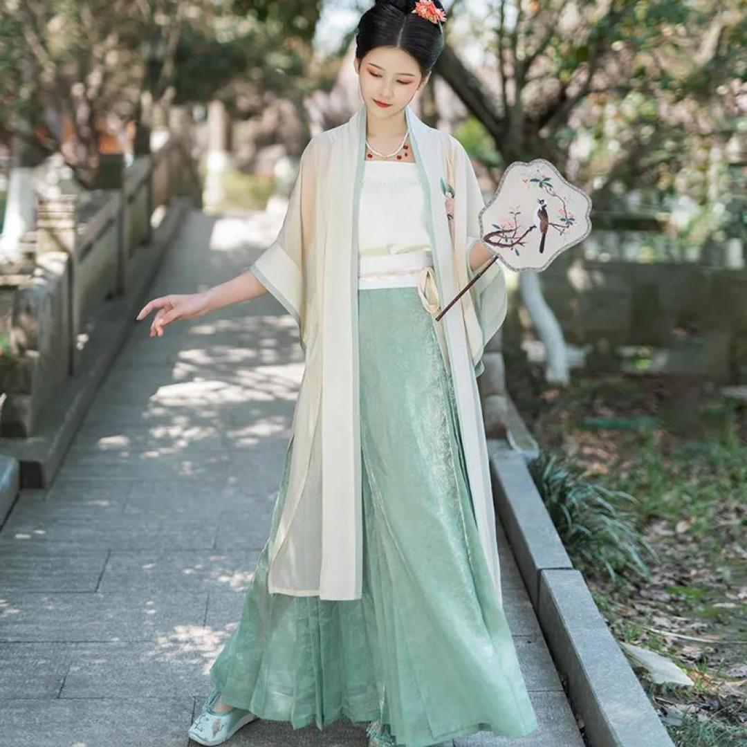 汉风古韵春意浓，准备好汉服和樱花来一场浪漫邂逅吧～