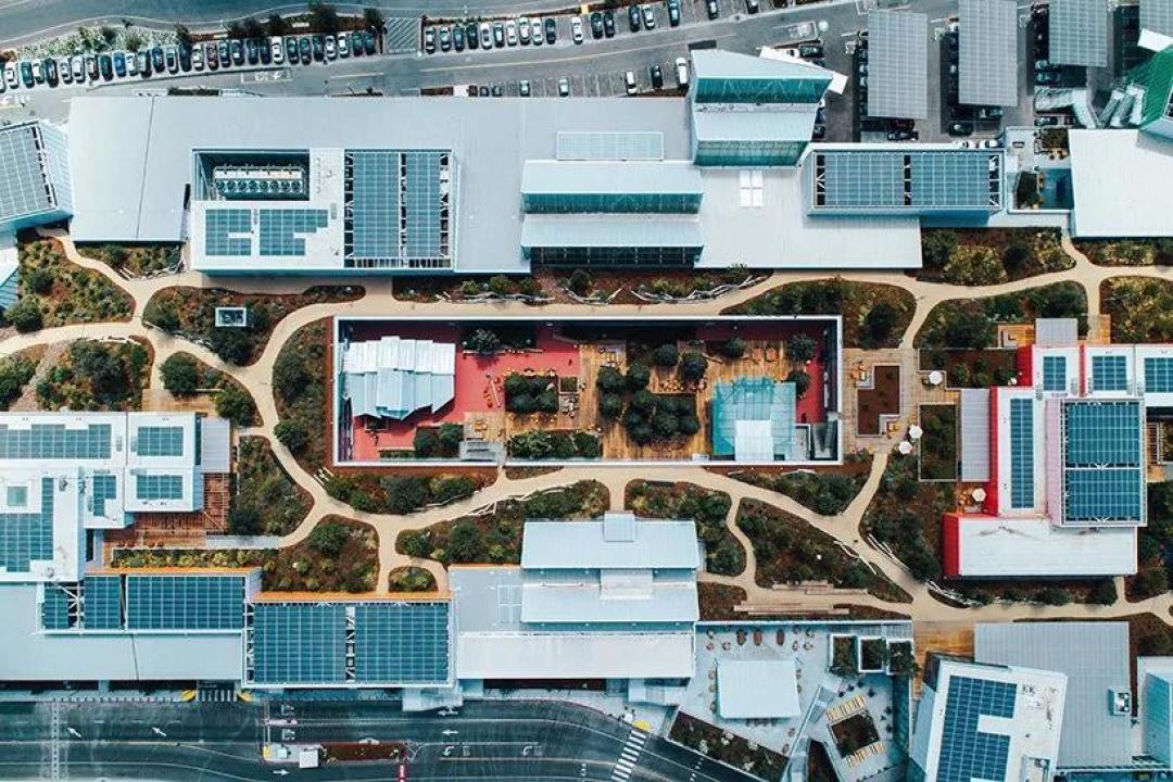 他是在垃圾箱里寻找灵感的建筑师，被称全球“最烂”艺术家