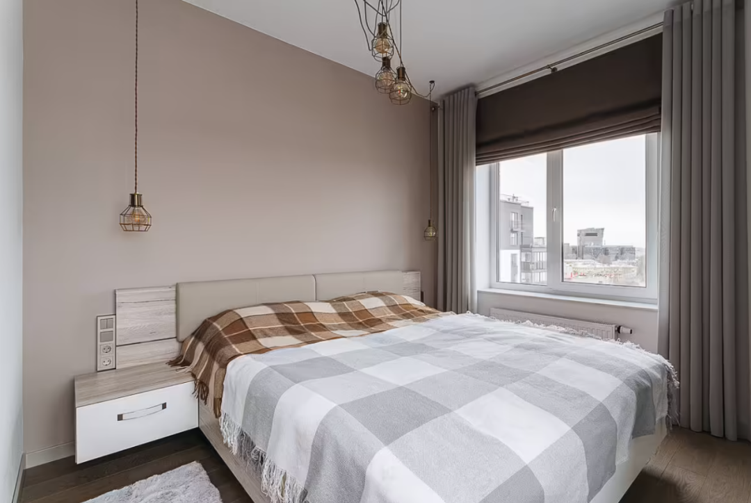 为了营造居住的本真感,设计师利用大量的木料与自然美景进行装饰