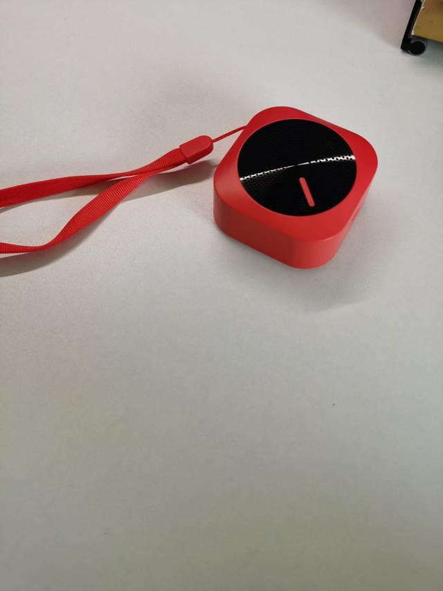 买空调送的京鱼智能音箱放在桌面太合适了