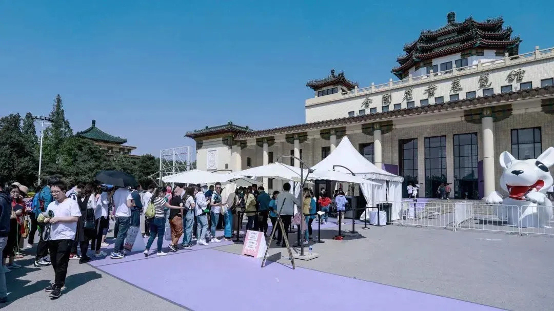 徐悲鸿巨制3.5亿成为亚洲最高估价拍品,张宗宪上拍罕见明代瓷器,画廊周北京本周开幕