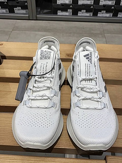 Adidas慢跑鞋