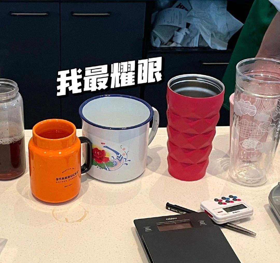 自带杯子就能免费喝星巴克!网友花样百出,还真的什么都敢带来!