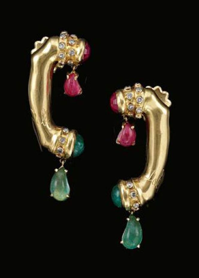 创作时间：1949  作品名称：Telephone Ear Clip    材质：18K黄金，钻石和天然红宝石，祖母绿