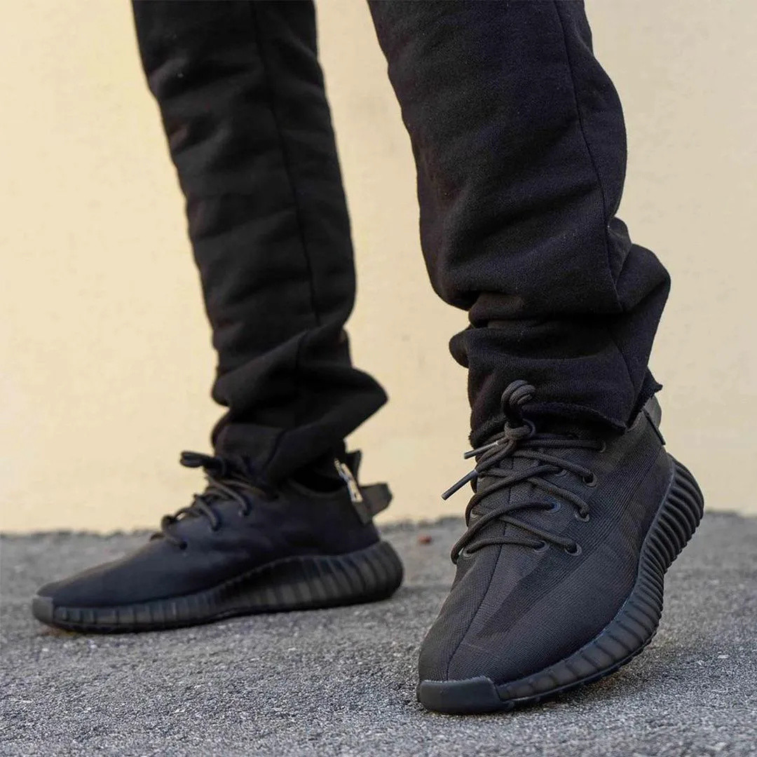 Yeezy Boost 350 V2 「Mono Black」细节图释出