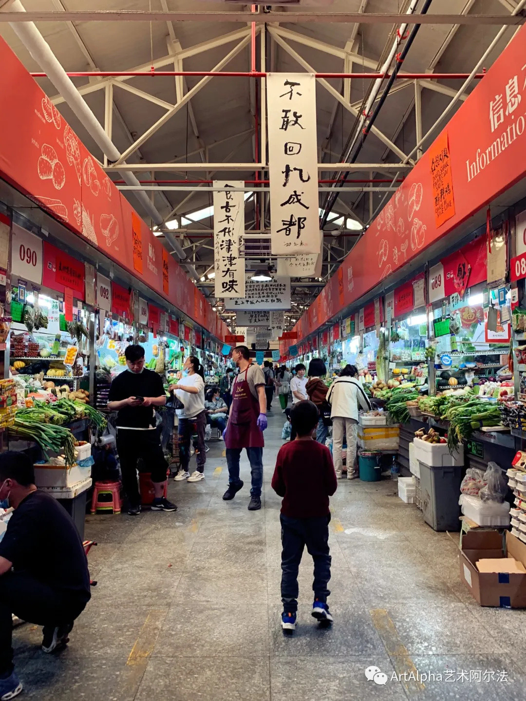 艺术家邱志杰在三源里菜市场写字 五一假期火出圈 艺术品 什么值得买