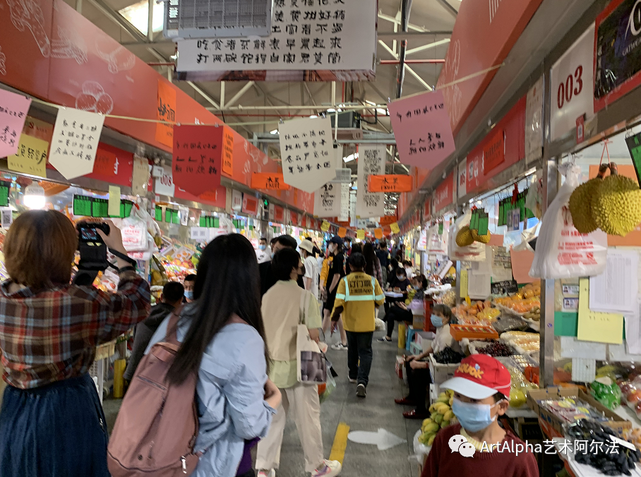 艺术家邱志杰在三源里菜市场写字，五一假期火出圈