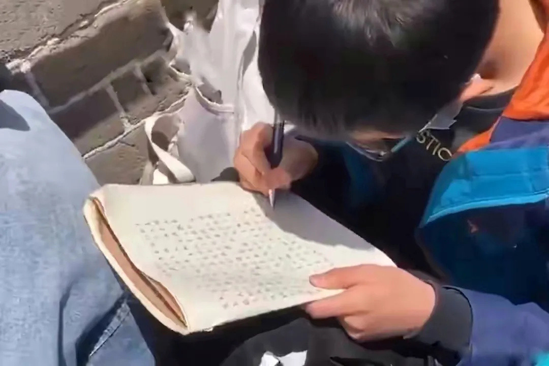 孩子坐在长城上写作文火了！想写好作文，触景生情快记录，管用！