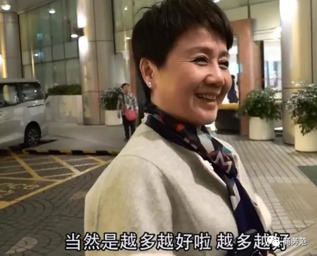 39岁LV太子妃和19岁儿子像姐弟,都是超模嫁豪门,她和奚梦瑶有啥不一样?