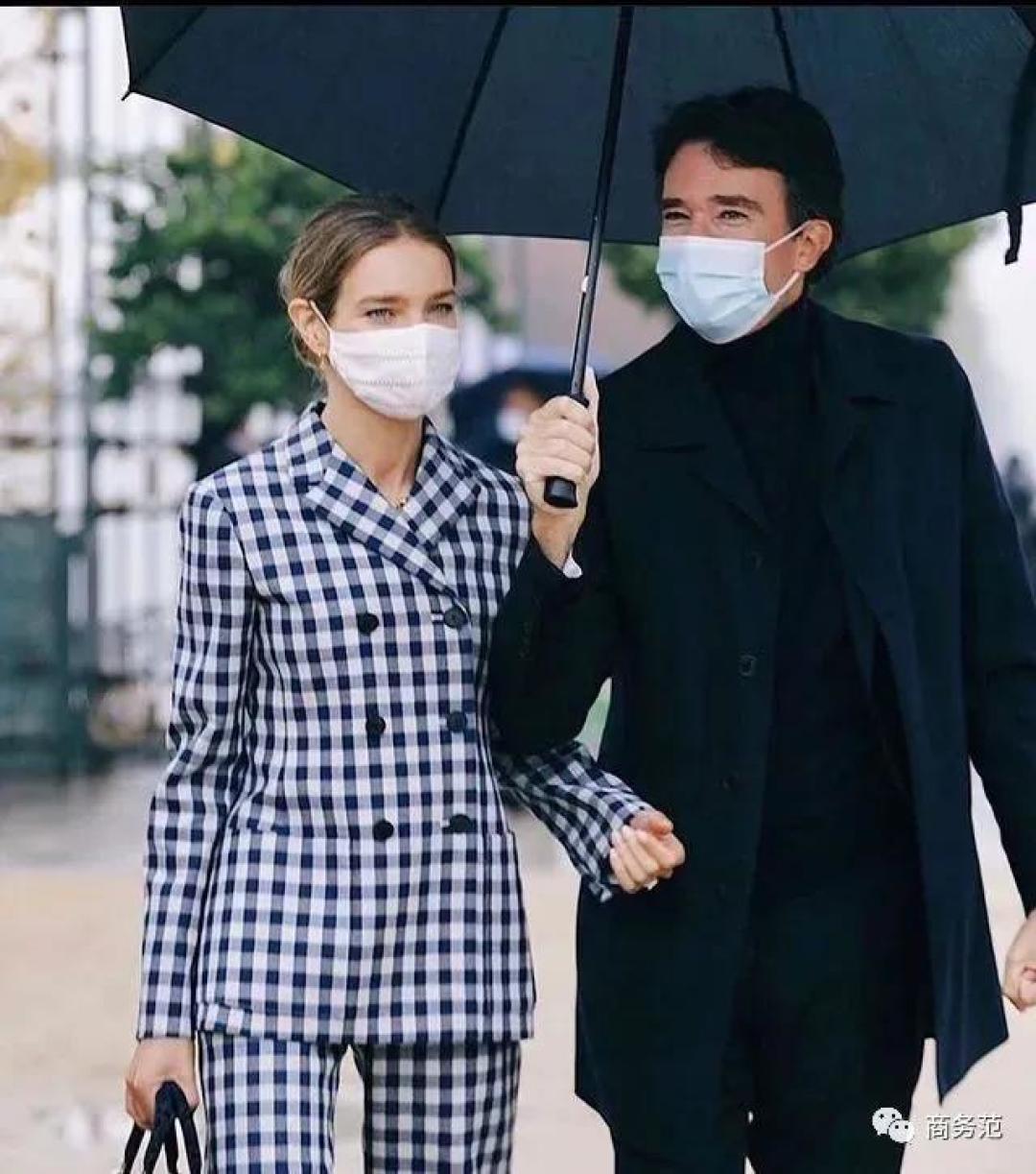 39岁LV太子妃和19岁儿子像姐弟,都是超模嫁豪门,她和奚梦瑶有啥不一样?