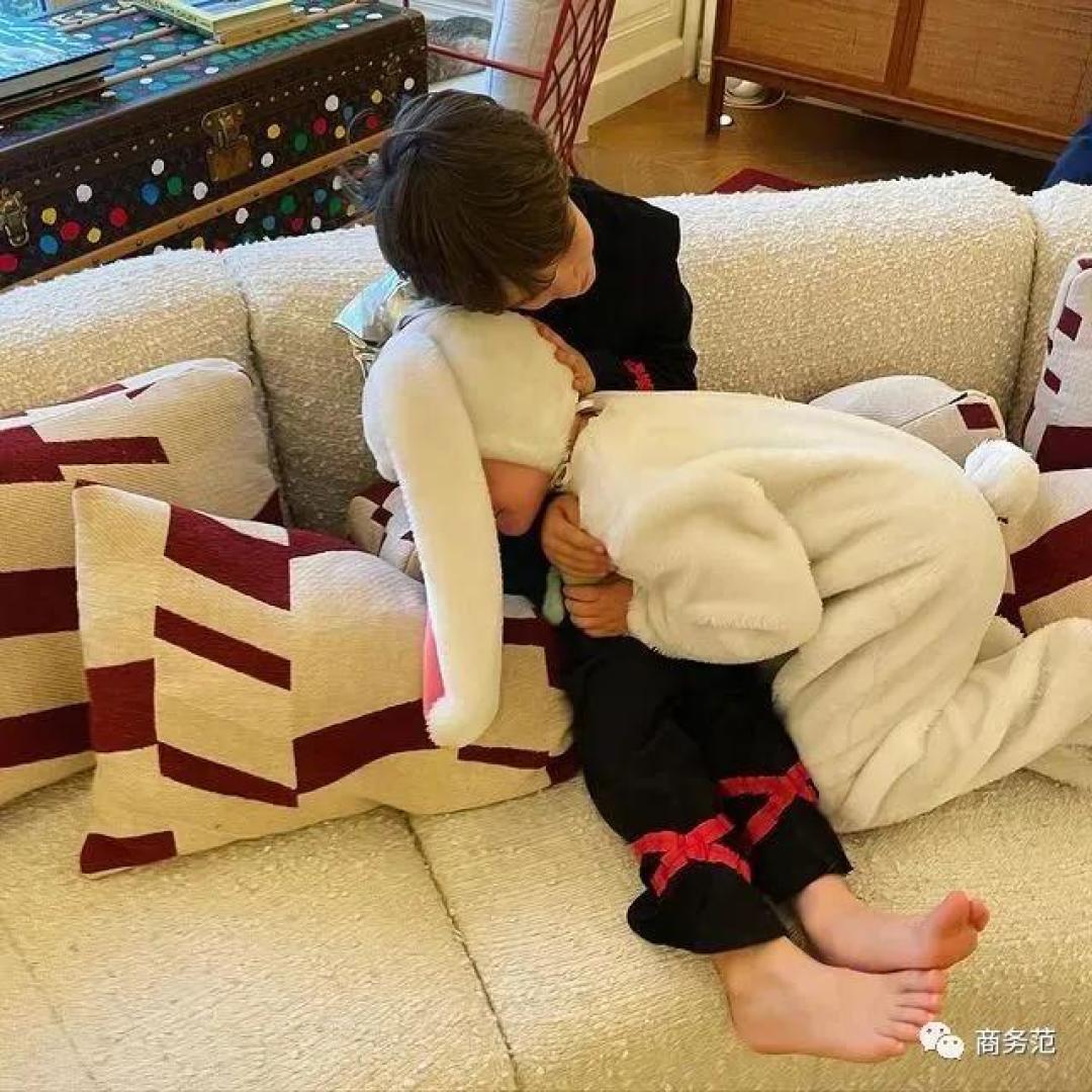 39岁LV太子妃和19岁儿子像姐弟,都是超模嫁豪门,她和奚梦瑶有啥不一样?