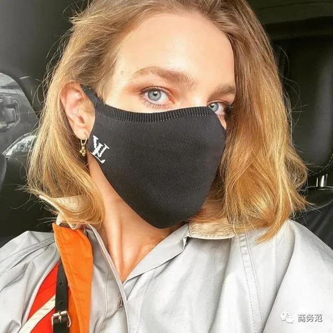 39岁LV太子妃和19岁儿子像姐弟,都是超模嫁豪门,她和奚梦瑶有啥不一样?