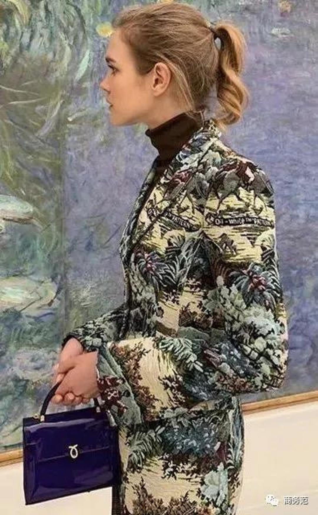 39岁LV太子妃和19岁儿子像姐弟,都是超模嫁豪门,她和奚梦瑶有啥不一样?