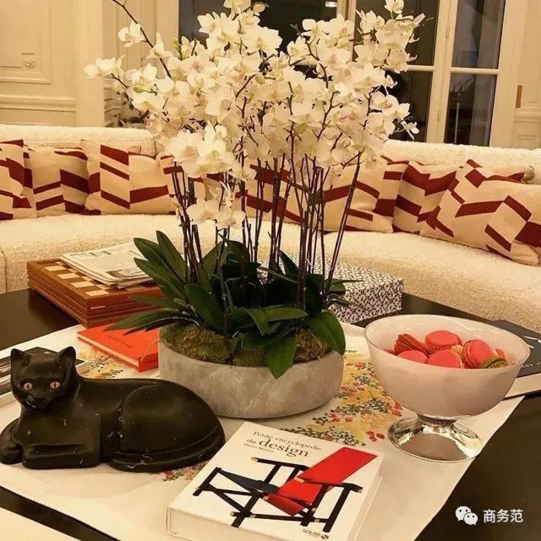 39岁LV太子妃和19岁儿子像姐弟,都是超模嫁豪门,她和奚梦瑶有啥不一样?