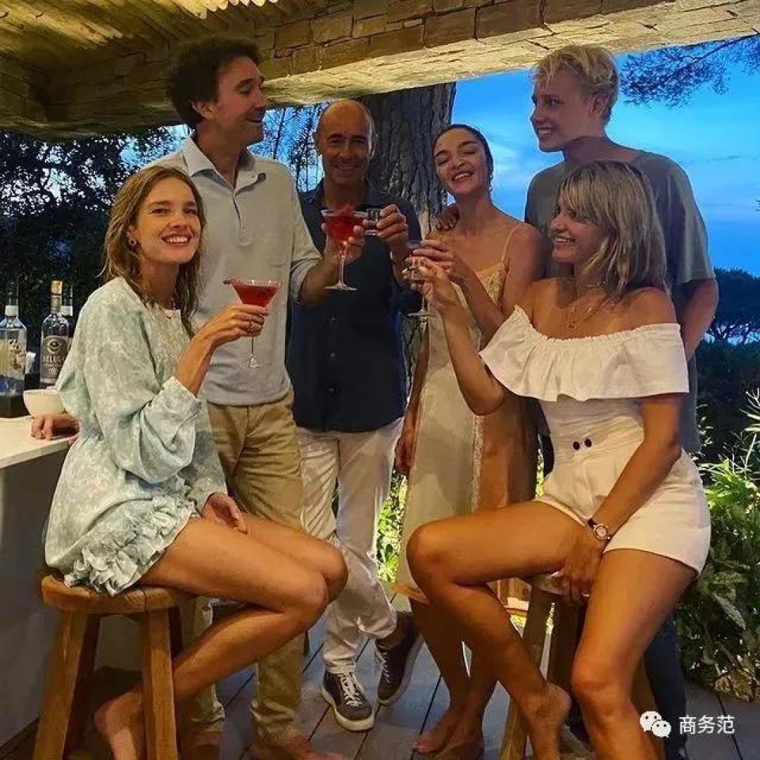 39岁LV太子妃和19岁儿子像姐弟,都是超模嫁豪门,她和奚梦瑶有啥不一样?