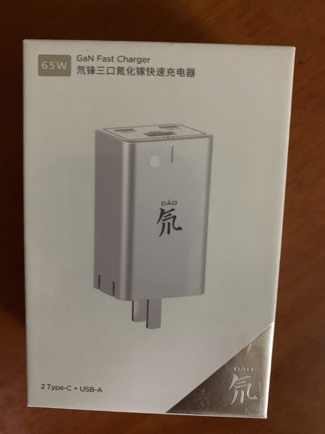 比想象中的要大一些，努比亚氮化镓65w