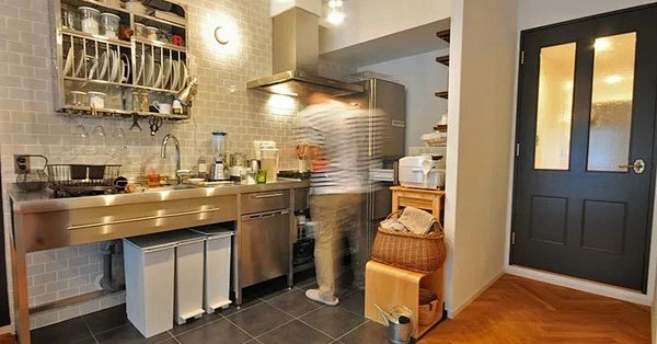 日式厨房好用到尖叫 原来日本主妇连灶台 水槽下空间也不放过 收纳设计玩出新创意 家装主材 什么值得买