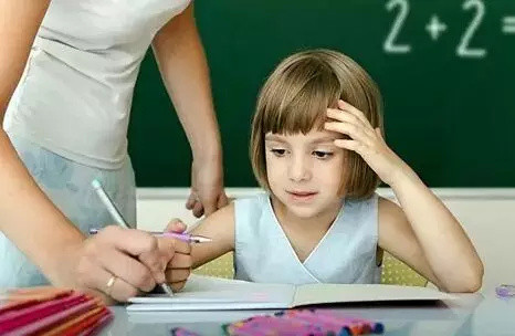 为什么每天陪孩子写作业，孩子成绩依然差？