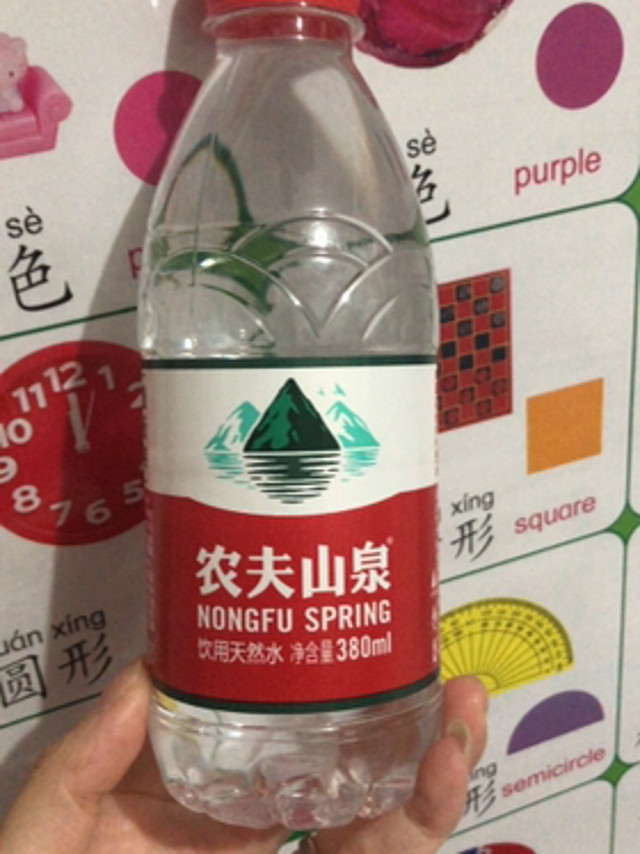 天然健康的农夫山泉矿泉水