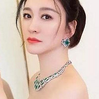 李小冉新造型展现高雅气质，《低胸配珠宝》让现代女性完成蜕变