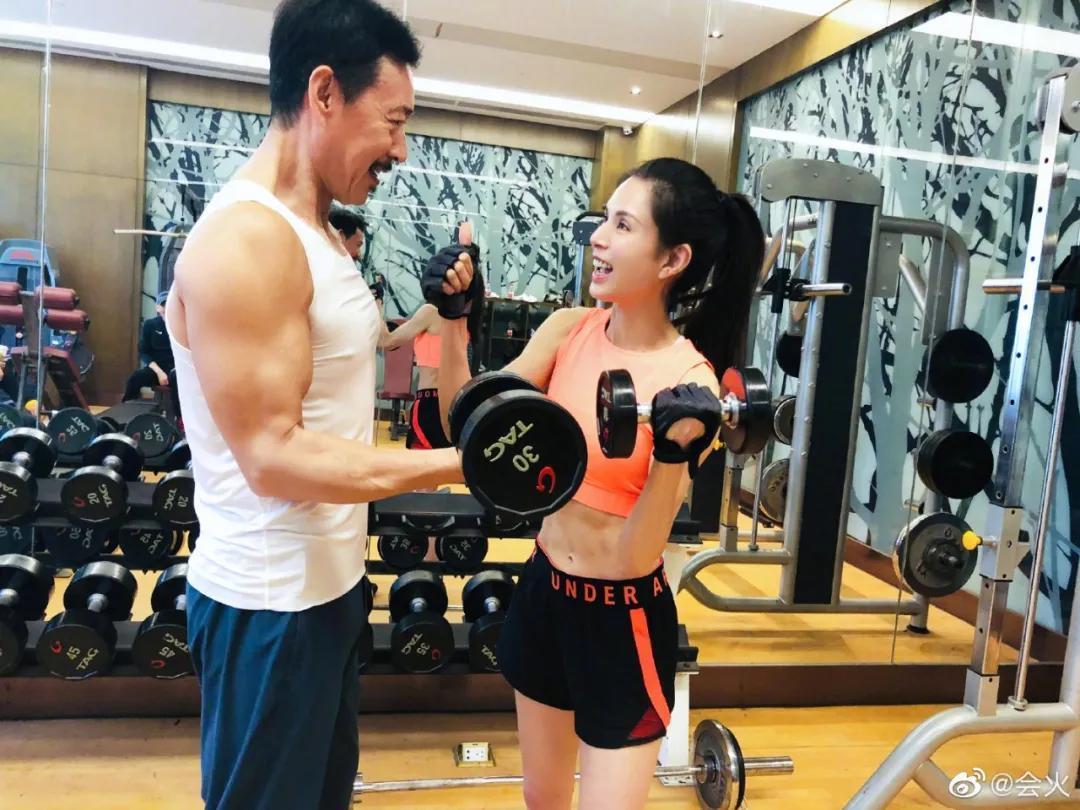 65岁张丰毅和55岁李若彤健身照曝光,太励志了!