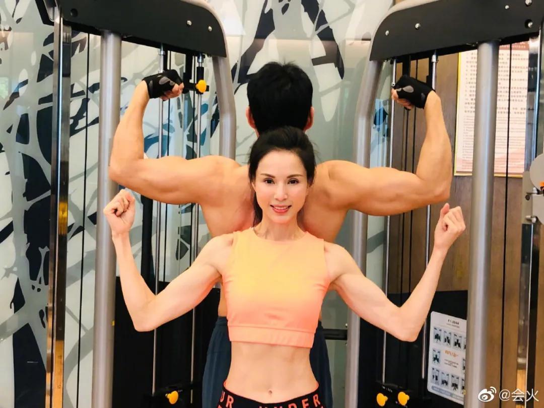 65岁张丰毅和55岁李若彤健身照曝光,太励志了!