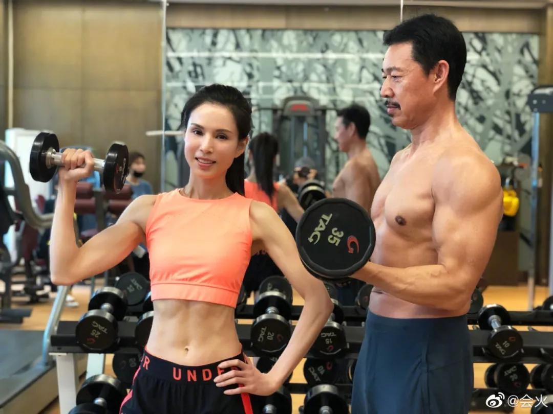 65岁张丰毅和55岁李若彤健身照曝光,太励志了!