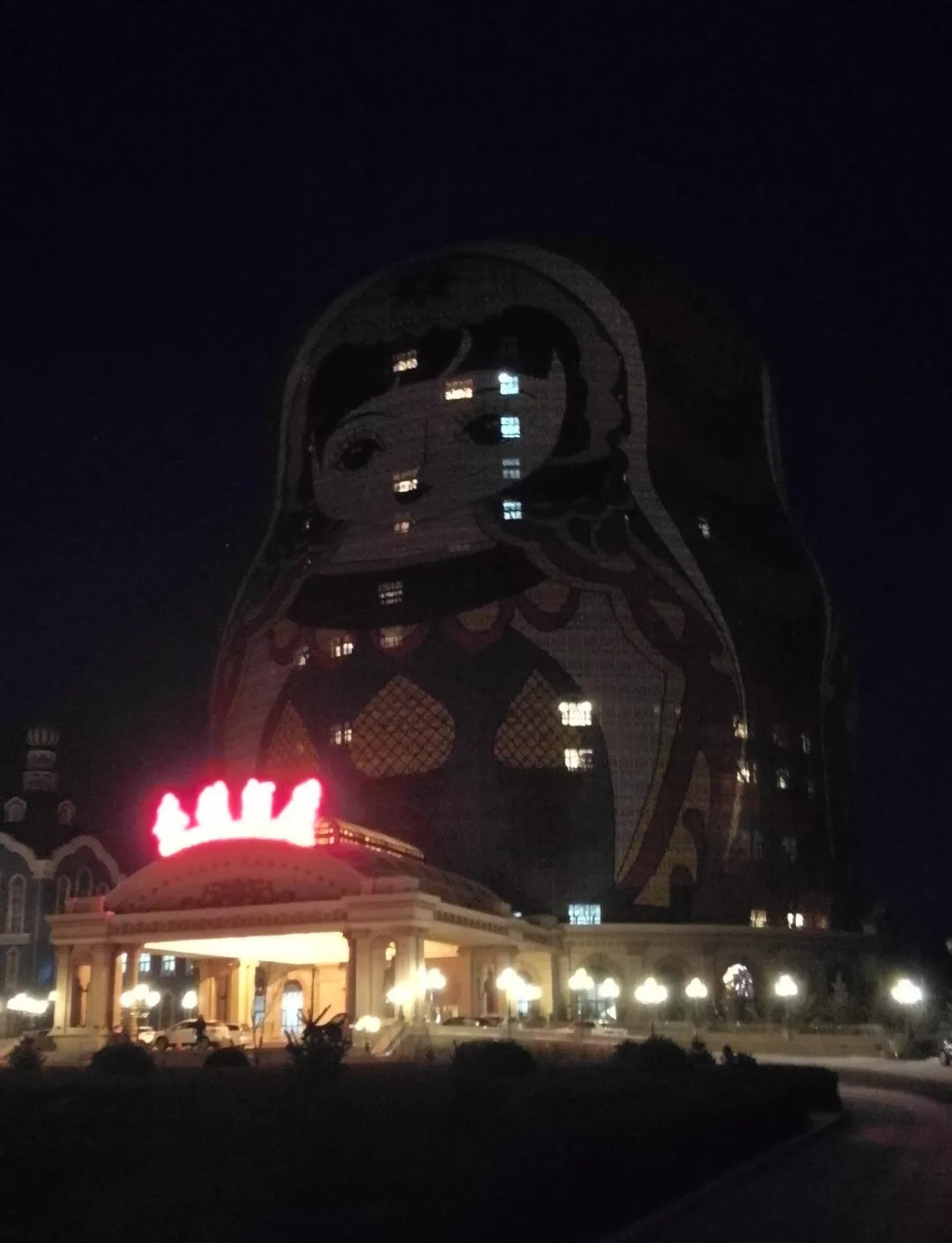 中国最丑建筑再添一员猛将！7星级巨型套娃酒店，居然丑出特色！网友：看久了居然被“套”住了！