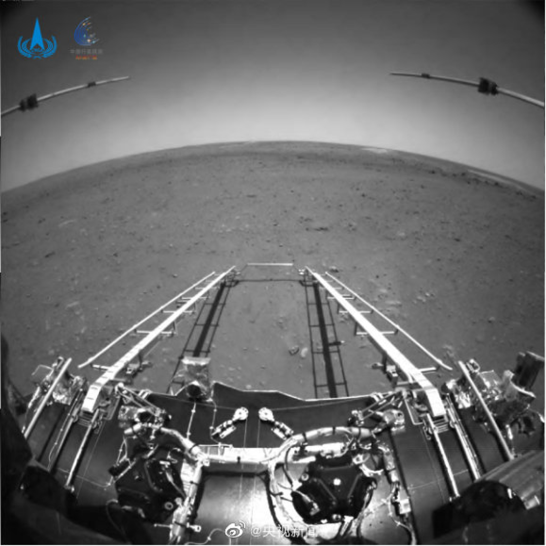 我国首次:祝融号火星车成功传回火星照片