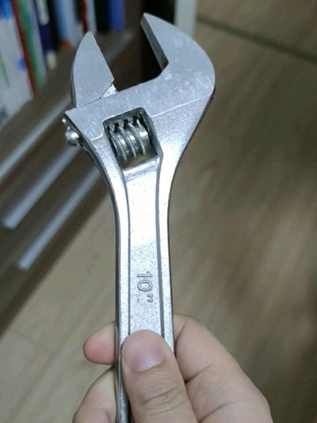 这个扳子是我用来上螺丝用的，很合理吧？