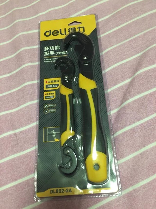 多功能扳手，有齿纹设计
