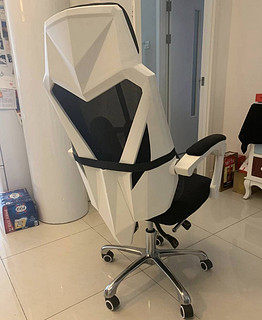 黑白调带腿托电脑椅