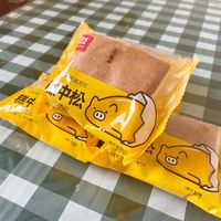 肉松和鸡蛋糕相结合，不错的味道