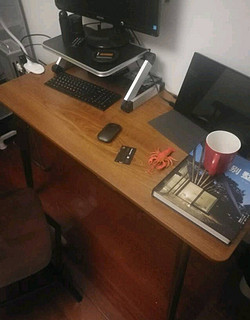简约实用电脑书桌，使用起来还不错。