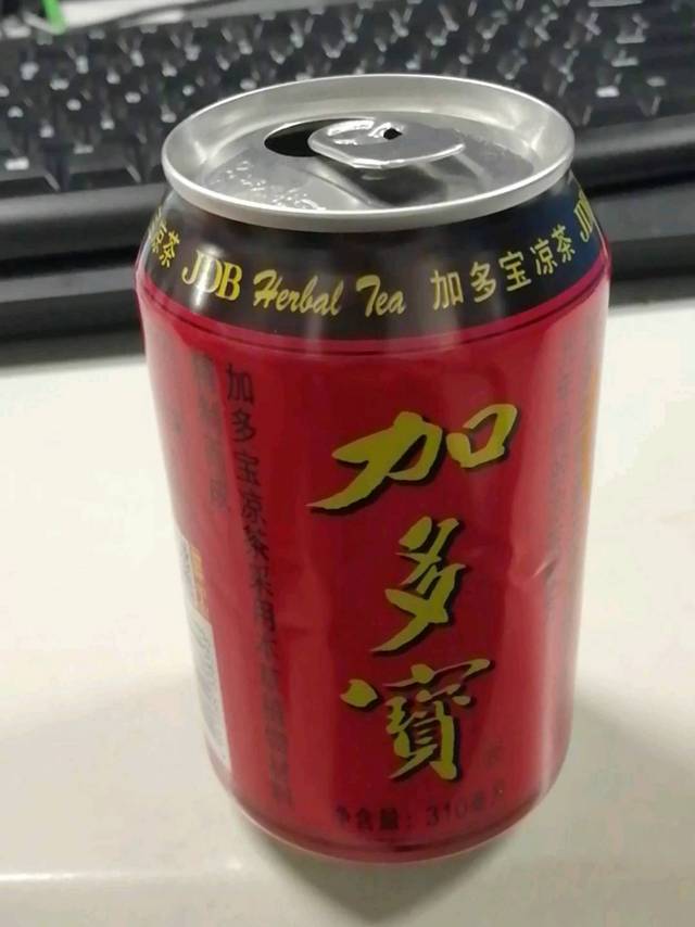 加班餐饼干配王老吉，绝