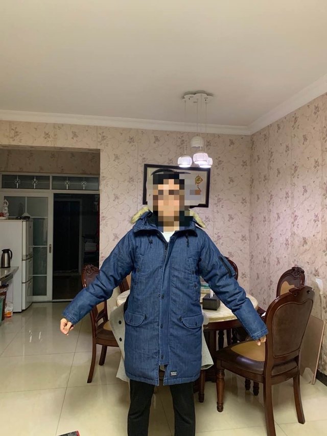 李维斯羽绒服穿搭