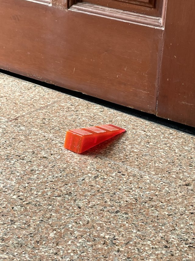防撞顶门器
