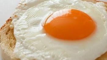 煎蛋时只要记住这3点，就能不粘锅，而且外形漂亮，口感鲜嫩可口