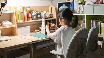 提高效率，陪伴学习！可以从3用到18岁的斯芬达实木儿童书桌使用心得~