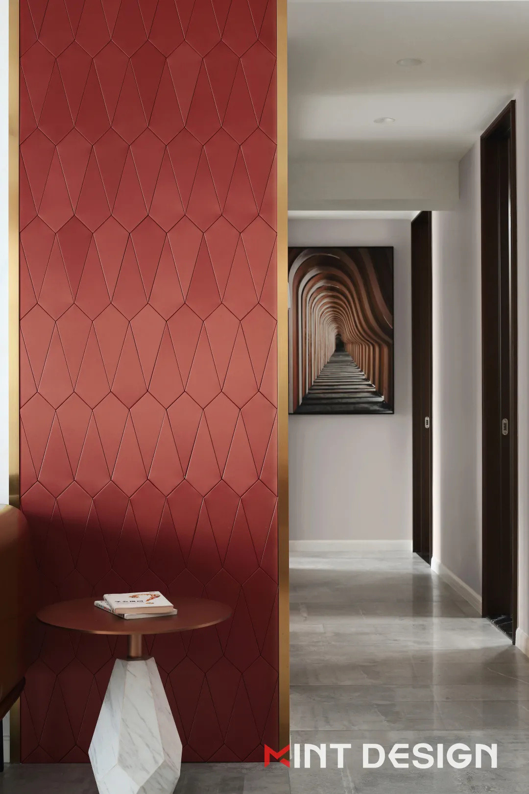 薄荷设计丨胭脂红+原木，玩转复古小情调，把家变成「时光穿梭机」