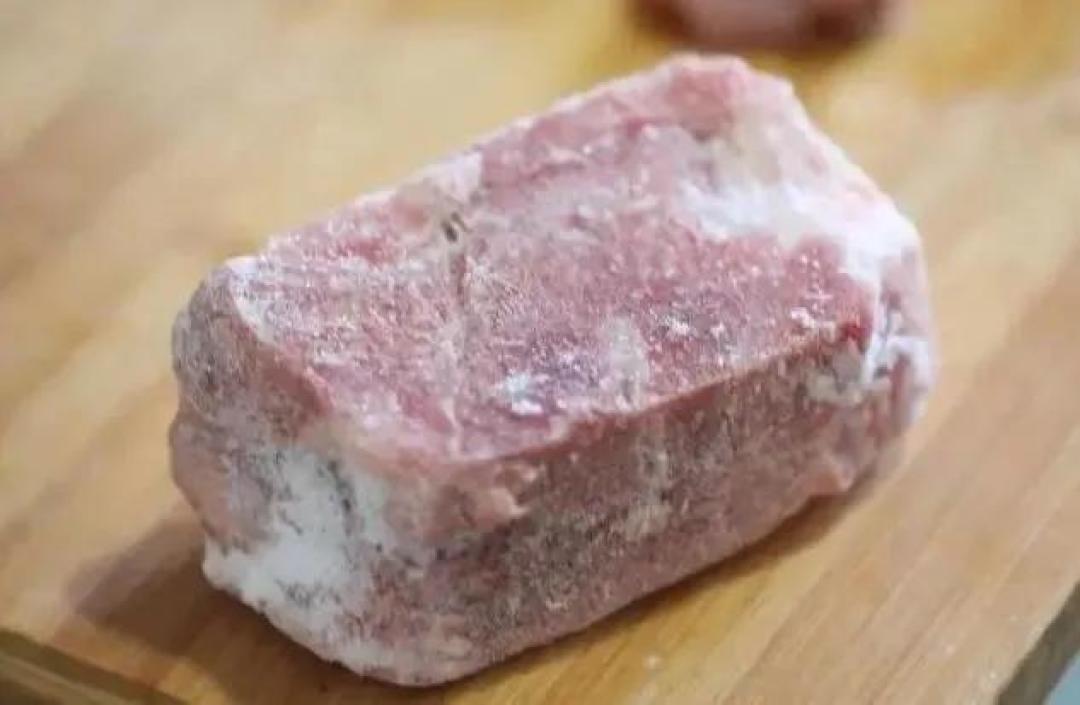 这种营养含量超高的喂食方式,试问哪只猫咪能够抗拒?