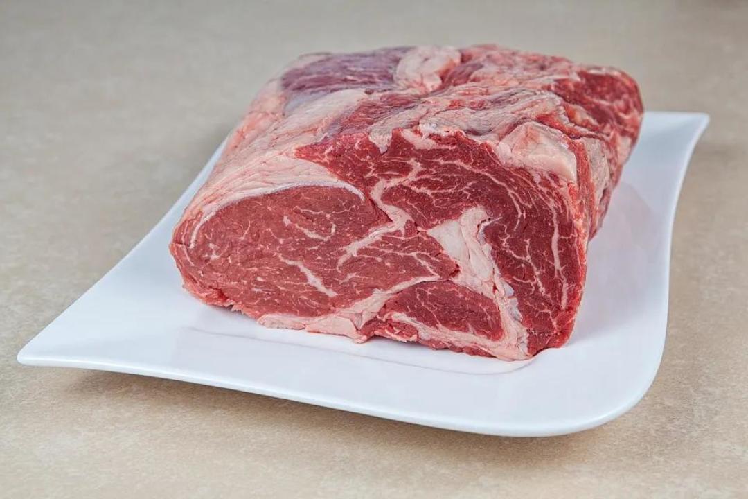 这种营养含量超高的喂食方式,试问哪只猫咪能够抗拒?