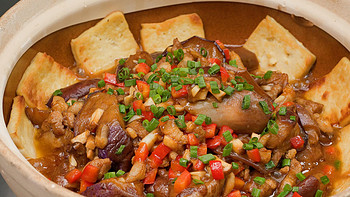 王刚的美食精选 篇八十一：厨师长教你：“豆腐茄子煲”的家常做法，咸香入味，简单易学 